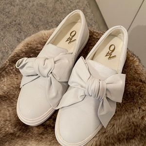 New 9 West sneakers with bows
